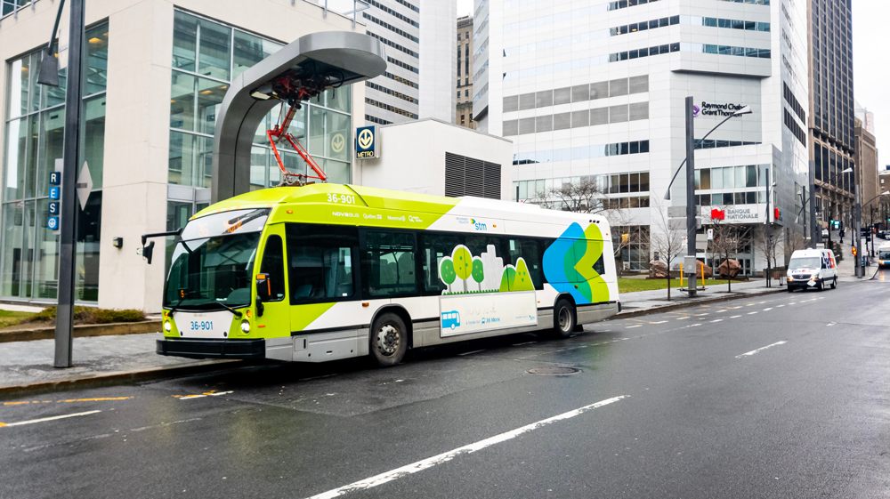 Bus électrique de la STM se rechargeant au bord de la rue (Montréal, Québec)