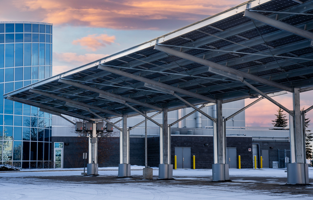 Abri de voiture équipé de panneaux solaires pour la production d'énergie renouvelable et la recharge de véhicules électriques (Airdrie, Alberta)
